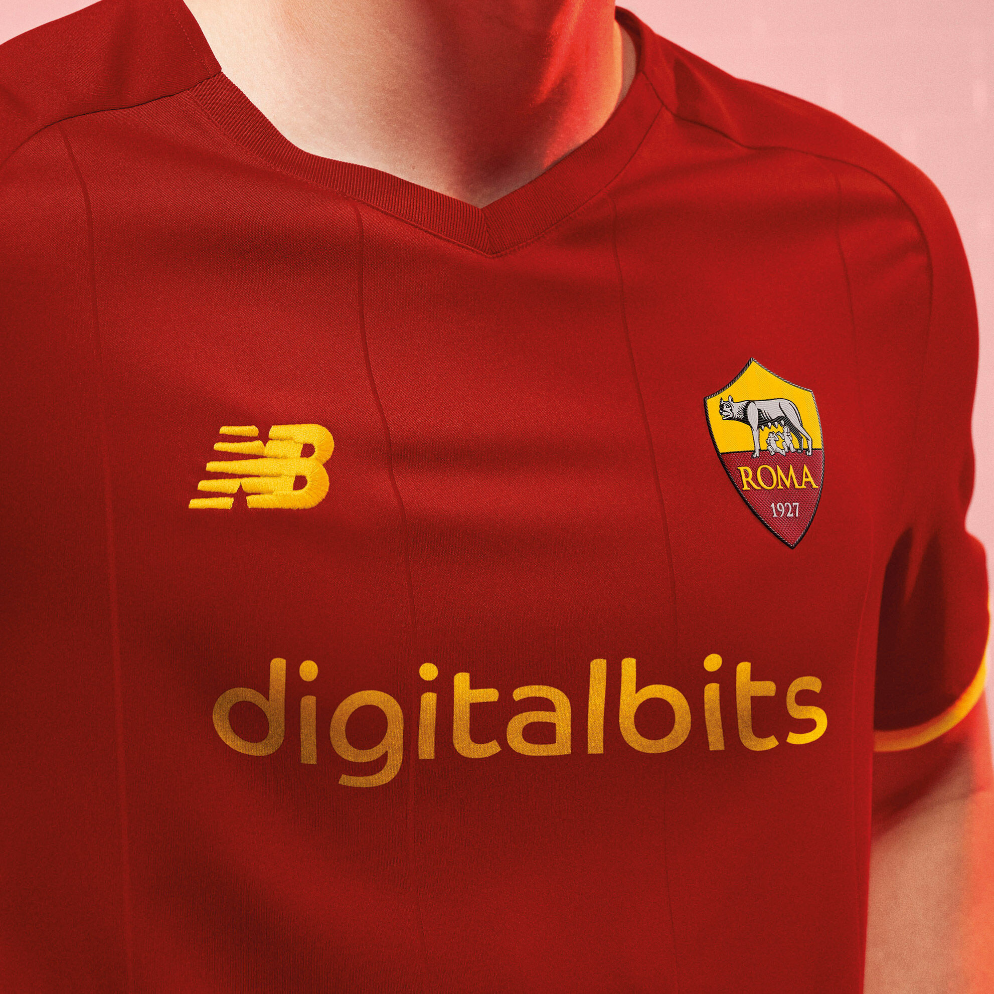 Revelamos o equipamento para jogos em casa personalizado do AS Roma para a época 21/22.